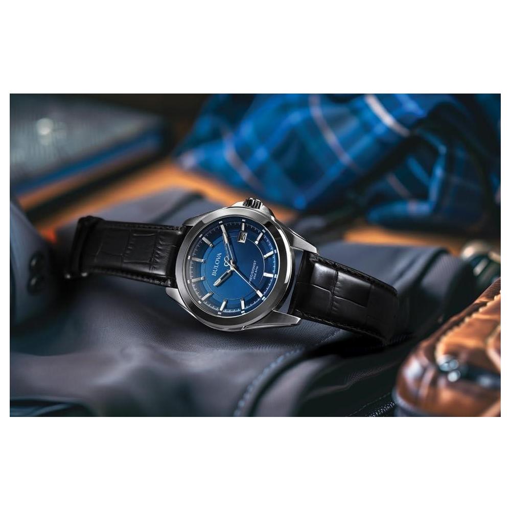 Bulova reloj de cuarzo de acero inoxidable y piel negra, diseño elegante con caja azul y funciones de calendario