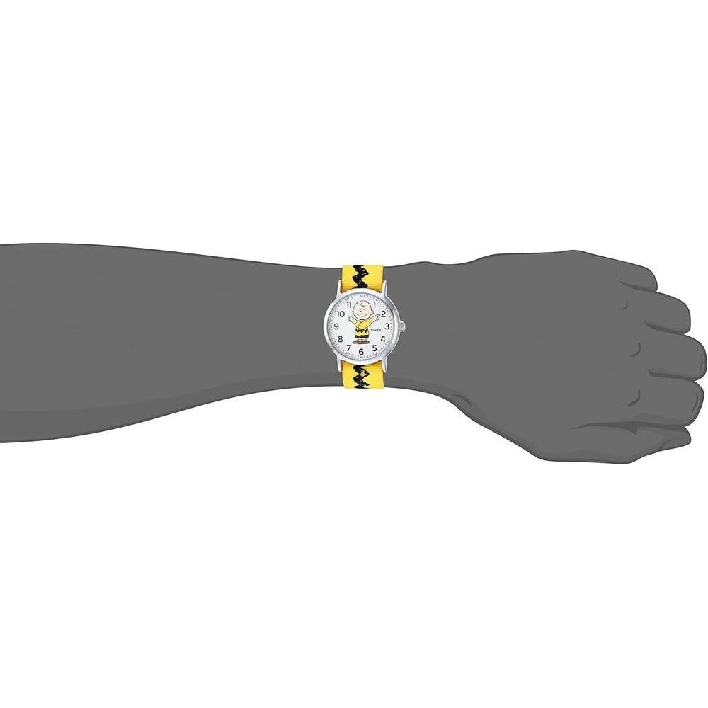 Timex x Peanuts Reloj Unisex Weekender con correa ajustable de nailon, esfera de Charlie Brown y luz nocturna Indiglo