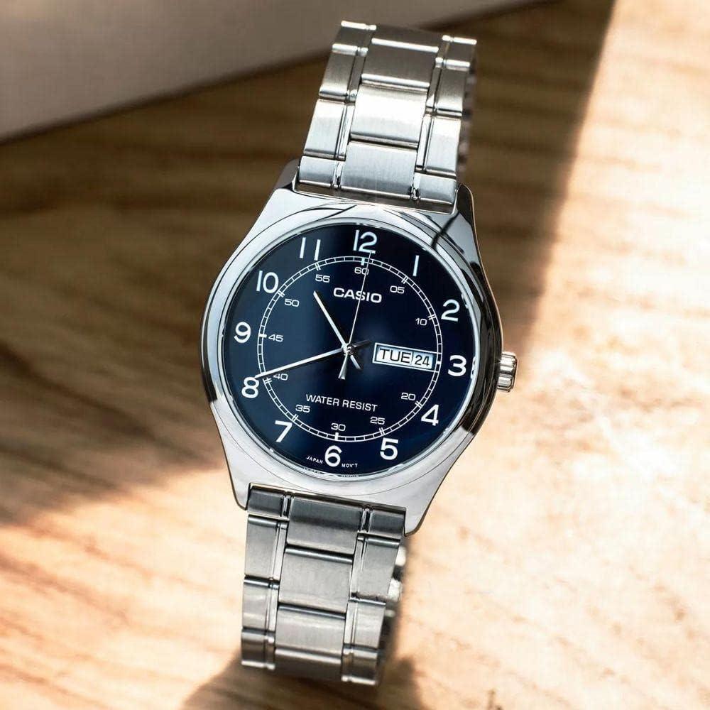 Reloj Casio para hombre de acero inoxidable, esfera negra y función de fecha, modelo MTP-V006D-1B2, diseño casual