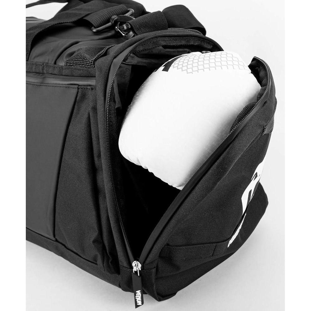 Bolsa deportiva Trainer Lite Evo de Venum con gran compartimento y ventilación óptima, ideal para deportes