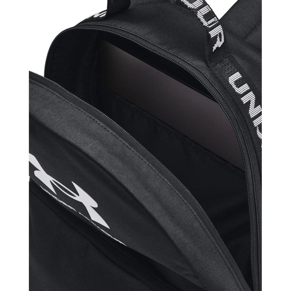 Mochila Under Armour Loudon, color Negro y Blanco, diseño casual con tecnología UA Storm, funda para laptop y varios compartimentos.