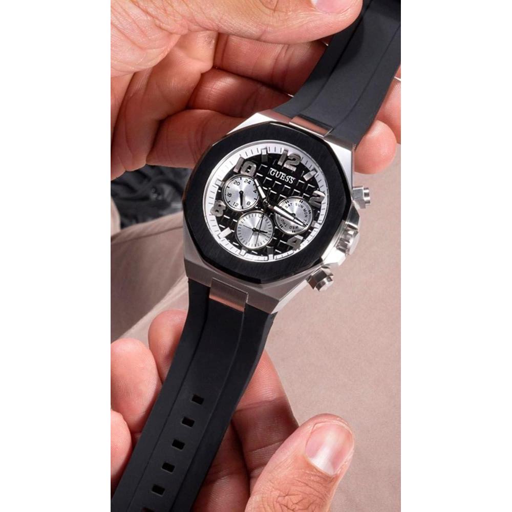GUESS Reloj de pulsera para hombre, caja de acero inoxidable resistente al agua, banda de silicona, movimiento de cuarzo exacto