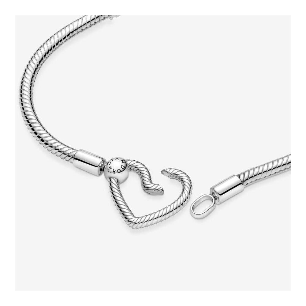 Pulsera Pandora Moments de cadena serpiente con cierre corazón en plata de ley. Compatible con dijes. Incluye caja de regalo