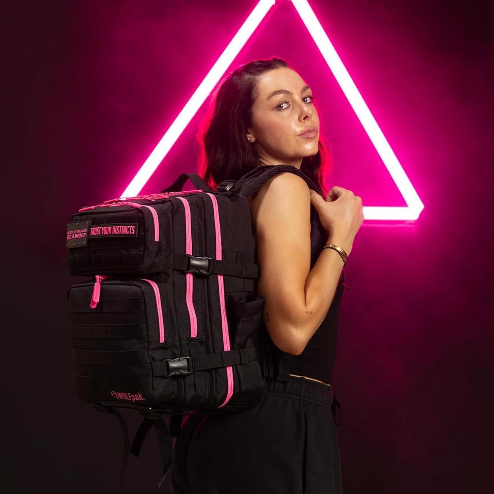 Mochila WOLFpak, versátil y resistente al agua, ideal para viajes o uso diario, con capacidad de personalización y compartimento para laptop