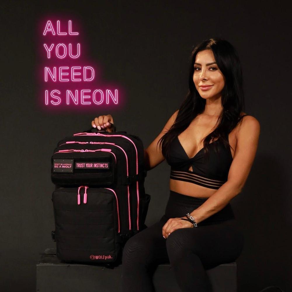 WOLFpak Mochila para portátil 45L rosa neón, táctica y resistente al agua, con parches personalizables y apertura de 180 grados
