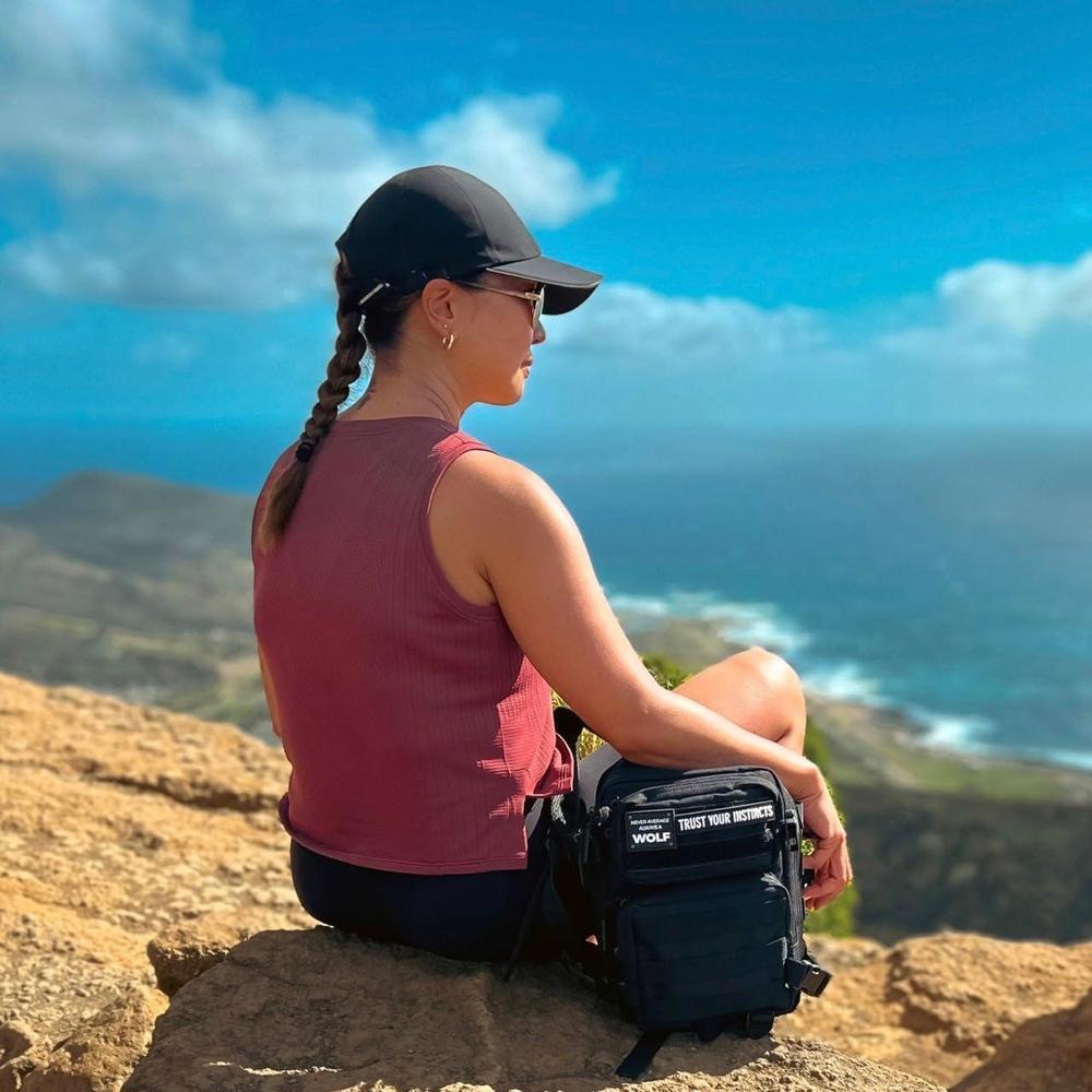 WOLFpak Mochila Mini Negro de Material Resistente al Agua y Personalizable para Uso Diario y Viajes