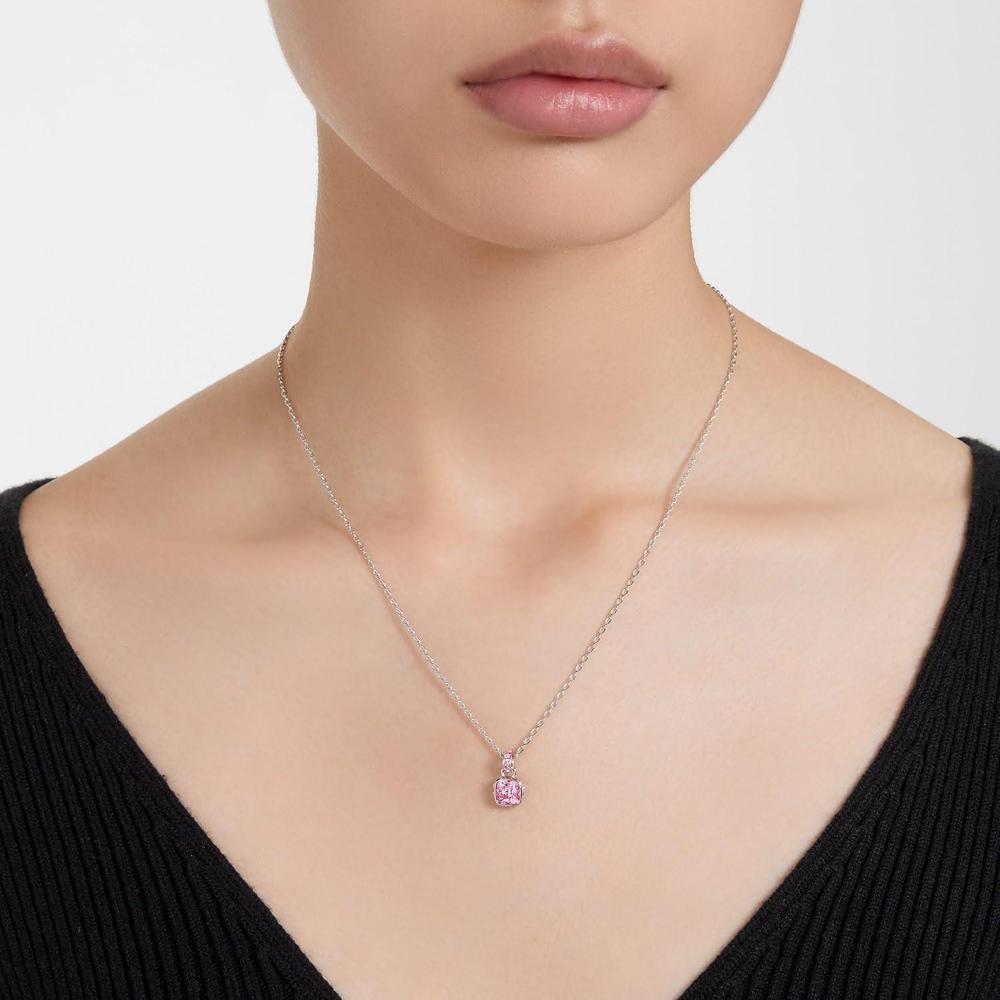 Collar colgante Swarovski con piedra rosa y cristales claros, cadena fina, ideal para un estilo sofisticado y elegante