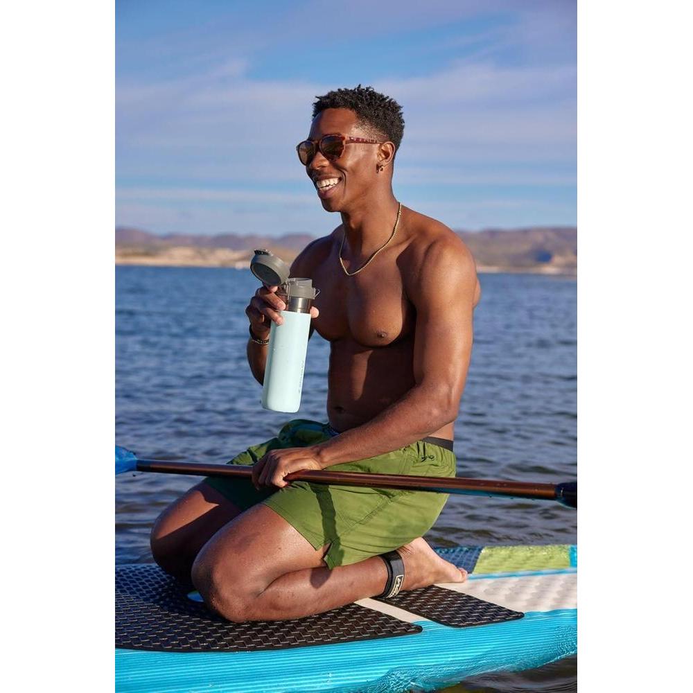 Botella de agua Stanley Quick Flip GO con tapa de botón, a prueba de fugas, acero inoxidable aislado, sin BPA, color niebla