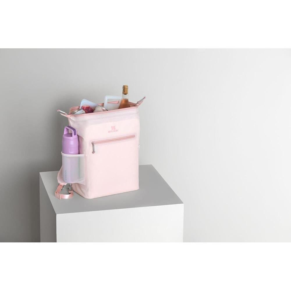 Mochila enfriadora Stanley Midi Rosa Cuarzo, mantiene bebidas frías hasta 24 horas con diseño portátil y resistente. Ideal para aventuras