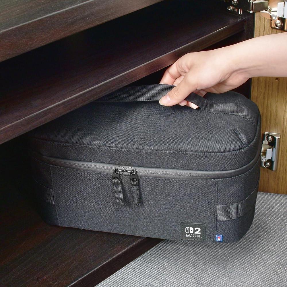 Bolsa de viaje HORI negra, equipada para transportar Nintendo Switch 2 y accesorios, con diseño elegante y robusto
